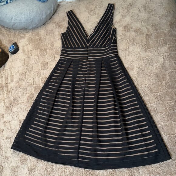 NWOT White House Black Market Shadow Stripe V Neck Flare Cocktail Party Dress 6 - Picture 3 of 9